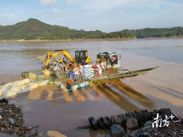 来自江苏无锡的两栖轻型自行门桥装备发挥了在深水中运输物资设备、保障救援的关键作用。受访者供图