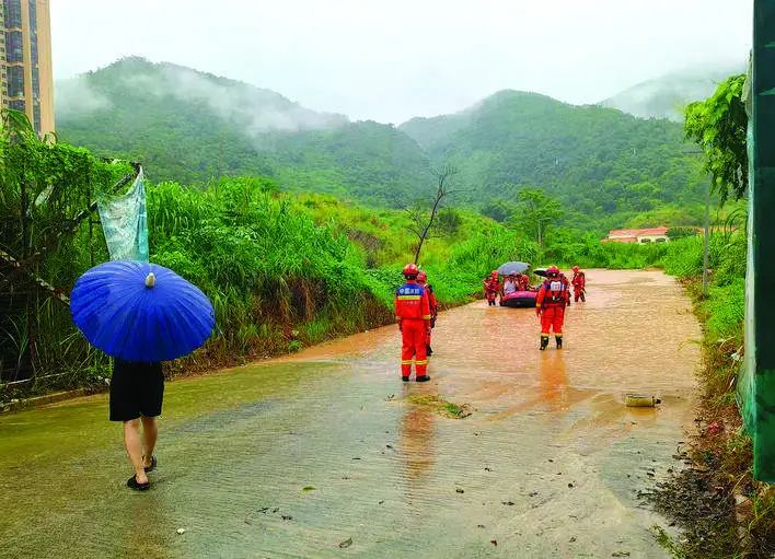 救援人员安全转移出被困群众。 救援人员安全转移出被困群众。