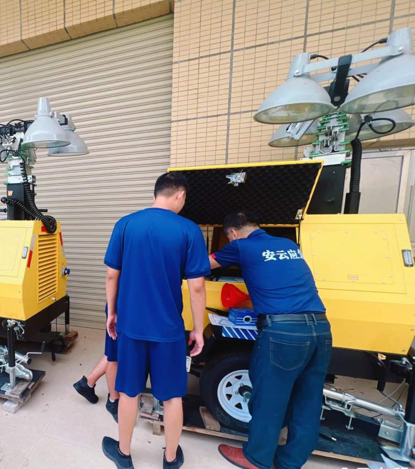 2025年9月18日,惠阳区应急救援大队检查应急装备器材,为防御强台风做好准备。 (2).jpg