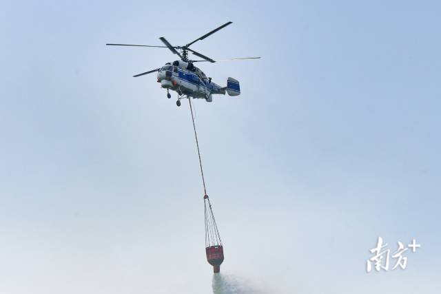 10月13日,广东省森林防灭火宣传主题活动在惠州启动,举行救援直升机索降等演练展示。 10月13日,广东省森林防灭火宣传主题活动在惠州启动,举行救援直升机索降等演练展示。